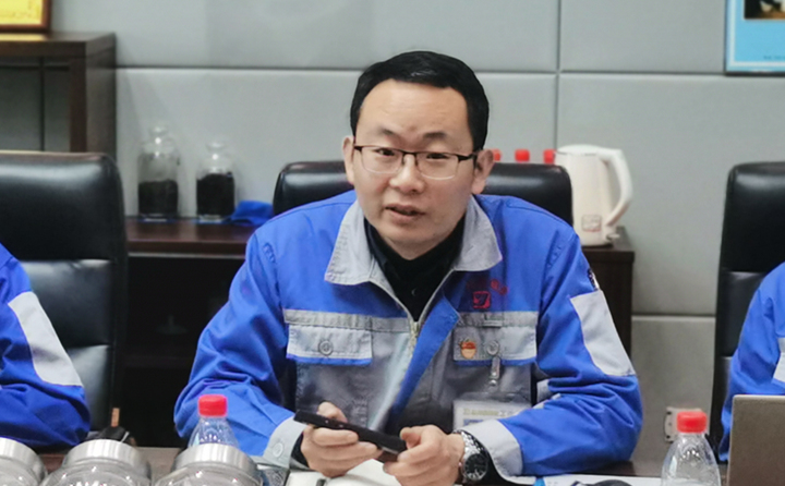 技術(shù)部部長(zhǎng)張波與營(yíng)銷人員分享2020年顆粒機(jī)設(shè)備和粉碎機(jī)設(shè)備改進(jìn)點(diǎn)以及對(duì)2021年大型粉碎設(shè)備、牛糞顆粒爐設(shè)備的技術(shù)參數(shù)、選型、及工藝流程進(jìn)行講解培訓(xùn).jpg