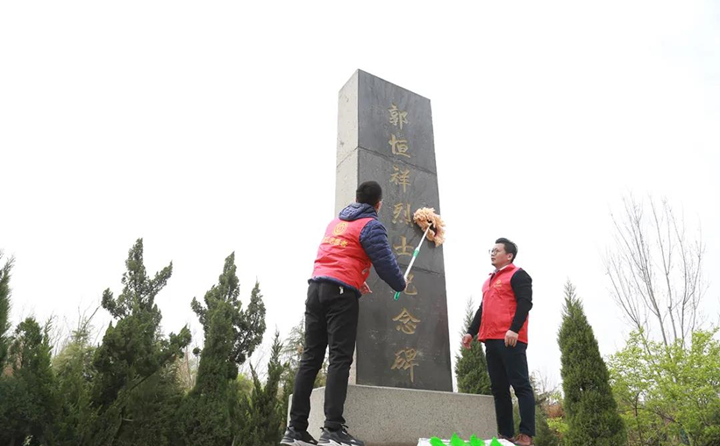 職工志愿者對紀(jì)念碑進行清理、擦拭.jpg