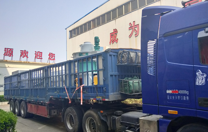 鋸末顆粒機(jī)已裝車，準(zhǔn)備發(fā)往山東濟(jì)寧.jpg