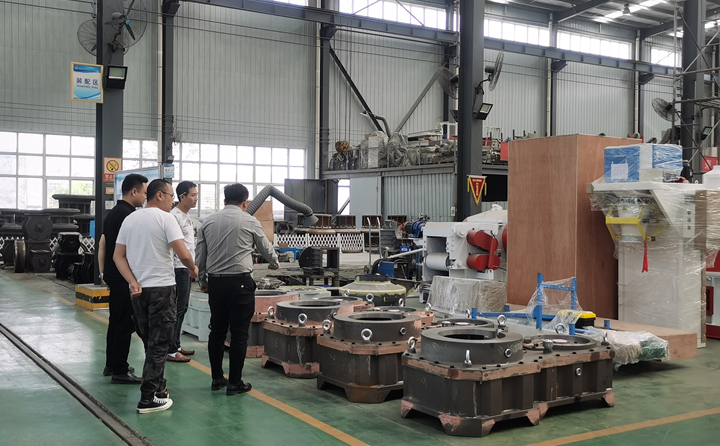 考察顆粒機(jī)加工過(guò)程.jpg