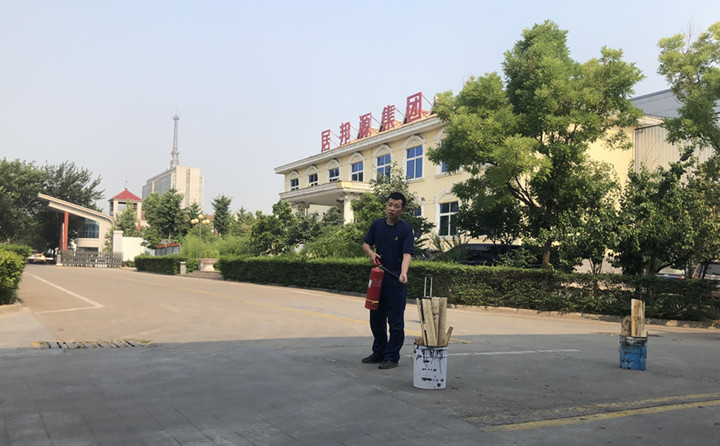 教官重點(diǎn)對(duì)消防法律法規(guī)、防火常識(shí)、逃生自救、滅火器的使用方法以及發(fā)生火災(zāi)時(shí)如何報(bào)火警、如何撲救初期火災(zāi)等消防常識(shí)進(jìn)行了詳細(xì)的講解。