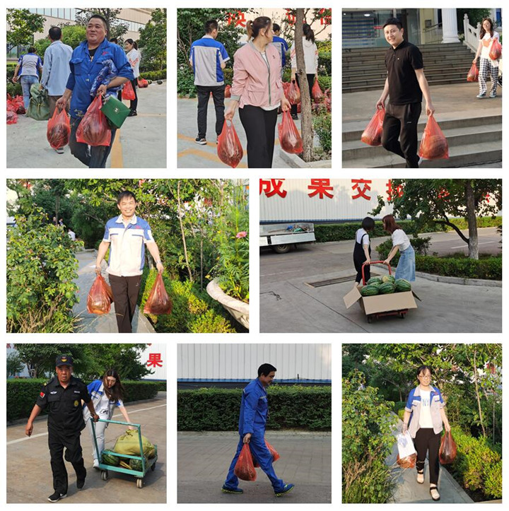 各部門派來領(lǐng)西瓜的代表，各個(gè)喜笑顏開.jpg