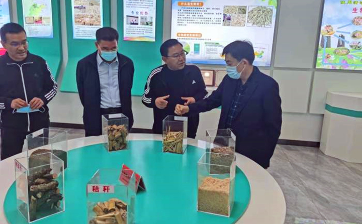 郝吉虎深入了解木屑造粒機生產(chǎn)線工作情況和顆粒機加工的生物質(zhì)原料的收、儲、運和產(chǎn)品的生產(chǎn)、銷售、運輸?shù)拳h(huán)節(jié)