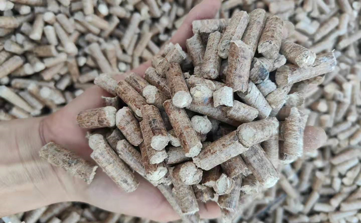 木屑制粒機(jī)就是利用這一原理將秸稈、木屑經(jīng)熱擠壓固化成型的.jpg