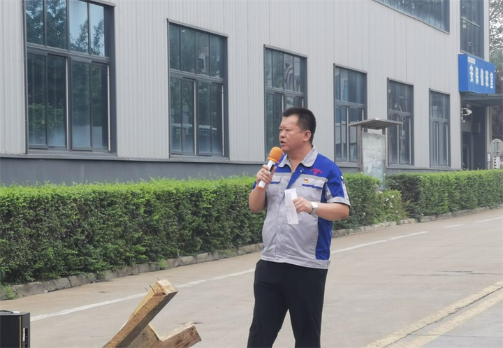 孫總表示安全無小事，安全只有現(xiàn)在，永遠(yuǎn)沒有“下一次”。時刻牢記安全紅線，把安全放在心中、握在手上，及時消除各種隱患，杜絕違規(guī)操作。掌握安全知識和技能，是實(shí)現(xiàn)安全生產(chǎn)的前提，大家一定要牢記