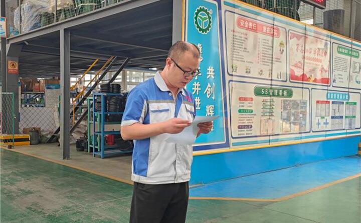 “患生于所忽，禍起于細(xì)微。”安全生產(chǎn)容不得半點(diǎn)松懈，必須警鐘長鳴、長抓不懈。電氣工程師王燦為大家培訓(xùn)電氣安全注意事項(xiàng)、電焊氣割“十不準(zhǔn)”等內(nèi)容。.jpg