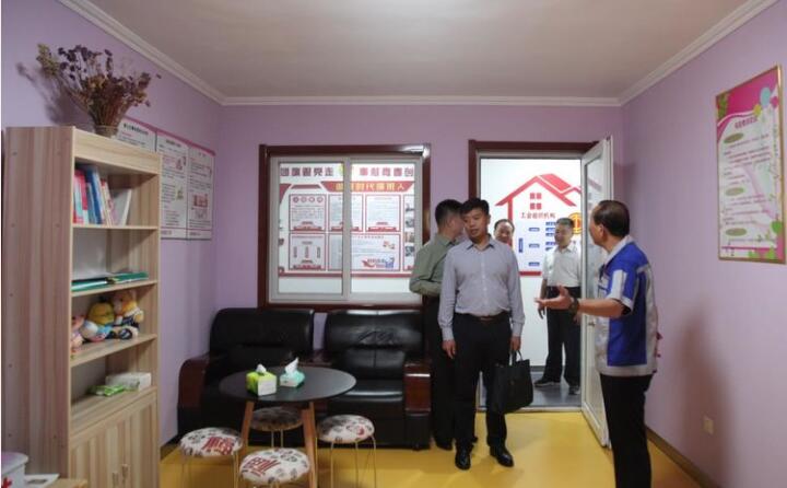 在黨群活動室，工會主席景奉全以PPT的形式向現(xiàn)場領(lǐng)導(dǎo)詳細(xì)介紹了居邦源集團(tuán)的產(chǎn)業(yè)工人隊(duì)伍建設(shè)以及改革情況。.jpg