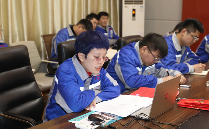 李主任對(duì)2023年度營(yíng)銷(xiāo)激勵(lì)措施進(jìn)行宣貫，并動(dòng)員全體員工要以飽滿的熱情投入到營(yíng)銷(xiāo)工作中去，全力以赴，奮勇?tīng)?zhēng)先。.jpg