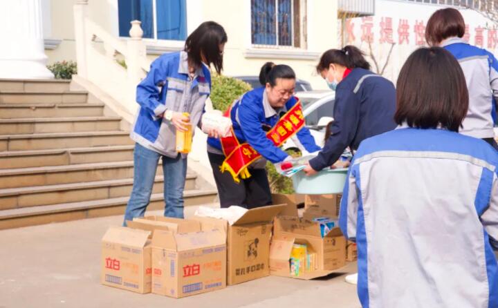 活動(dòng)在一片歡聲笑語中進(jìn)行，每一位女神都收到了公司準(zhǔn)備的愛心玫瑰和禮物。.jpg