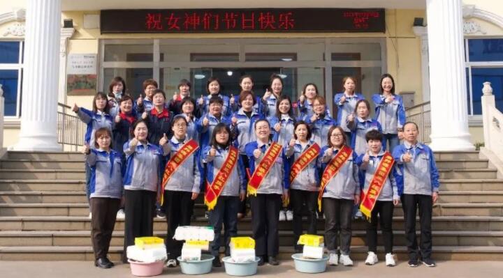 活動(dòng)在一片歡聲笑語中進(jìn)行，每一位女神都收到了公司準(zhǔn)備的愛心玫瑰和禮物。.jpg