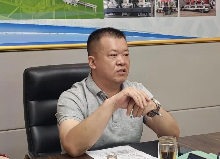 會(huì)議最后，集團(tuán)總經(jīng)理孫寧波總結(jié)陳詞。他強(qiáng)調(diào)要有正確的人生觀、價(jià)值觀，要將集團(tuán)的精神理念內(nèi)化于心、外化于行。要加強(qiáng)業(yè)務(wù)知識的學(xué)習(xí)，成為真正的行家里手。要以提高經(jīng)營質(zhì)量和效益為主線，加快營銷模式和營銷觀念的轉(zhuǎn)變，圓滿完成2023年?duì)I銷工作指標(biāo)。.jpg